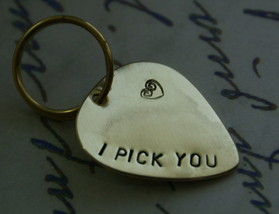key-chain-guitar-pick