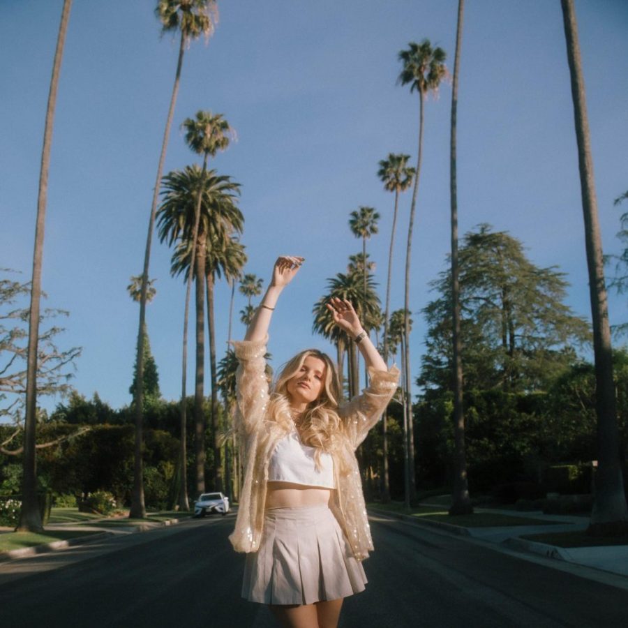 Izza tries to escape from LA on new single 